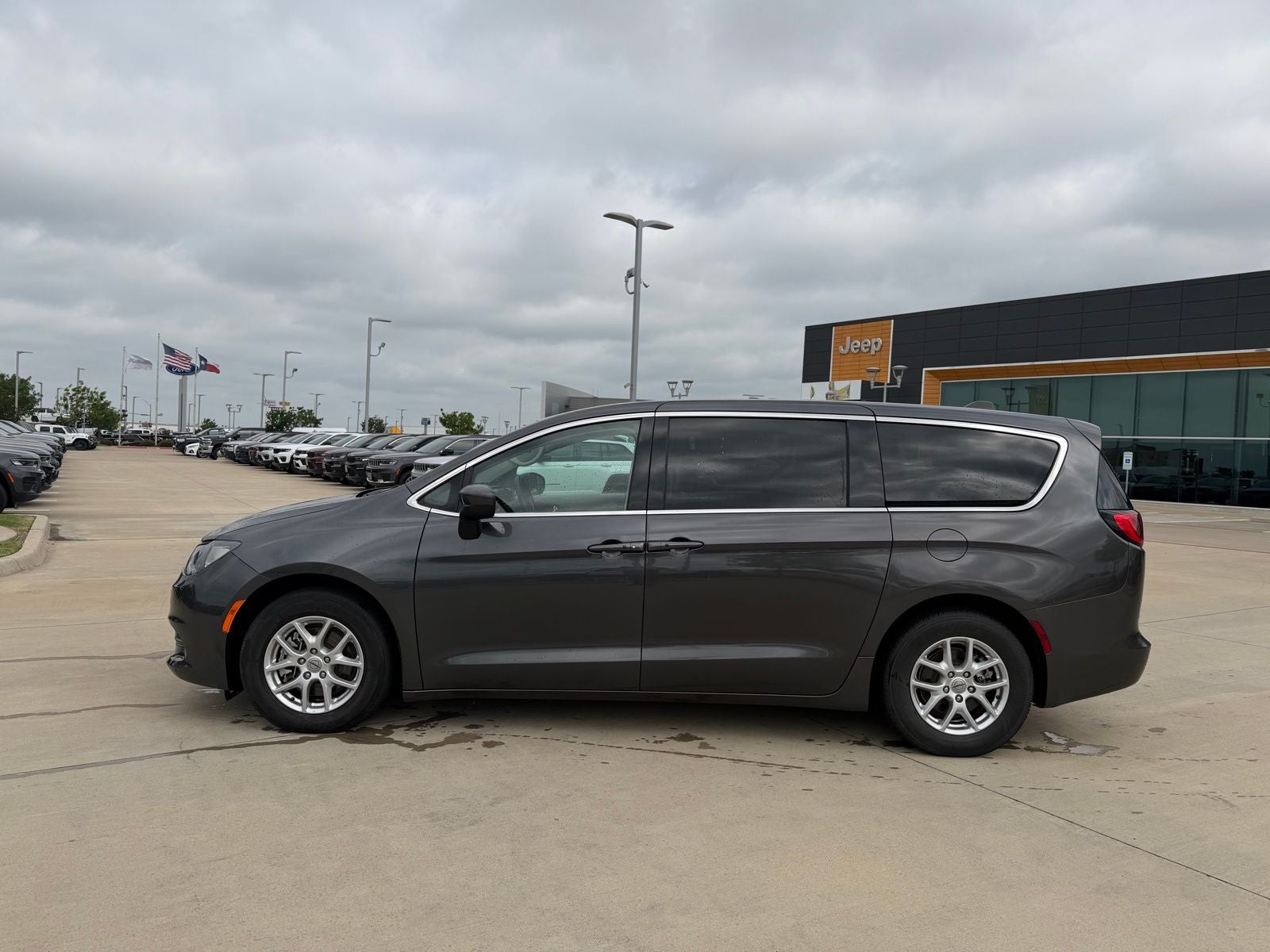 2022 Chrysler Voyager LX
