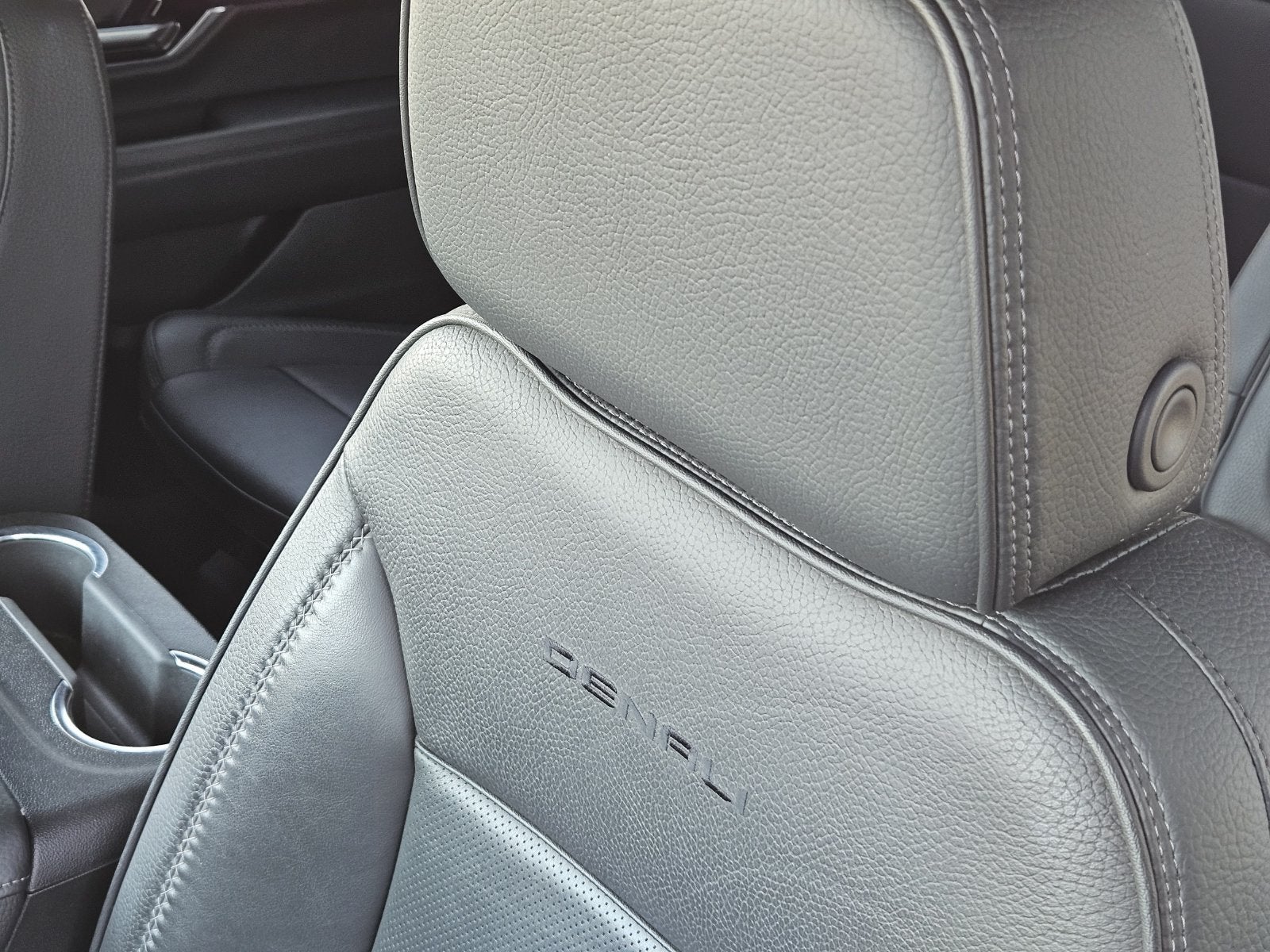 2025 GMC Yukon XL Denali - Photo 20