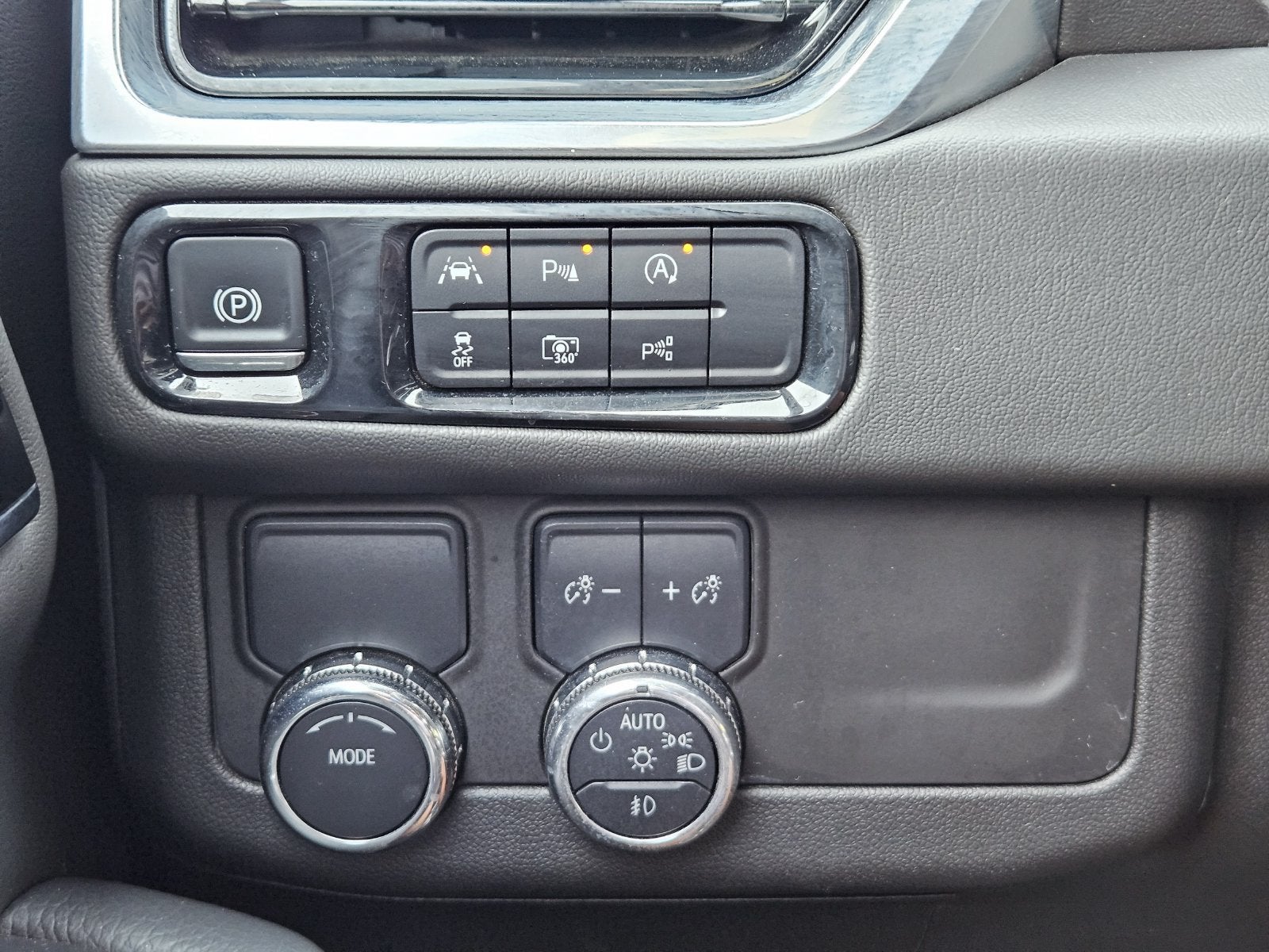 2025 GMC Yukon XL Denali - Photo 25