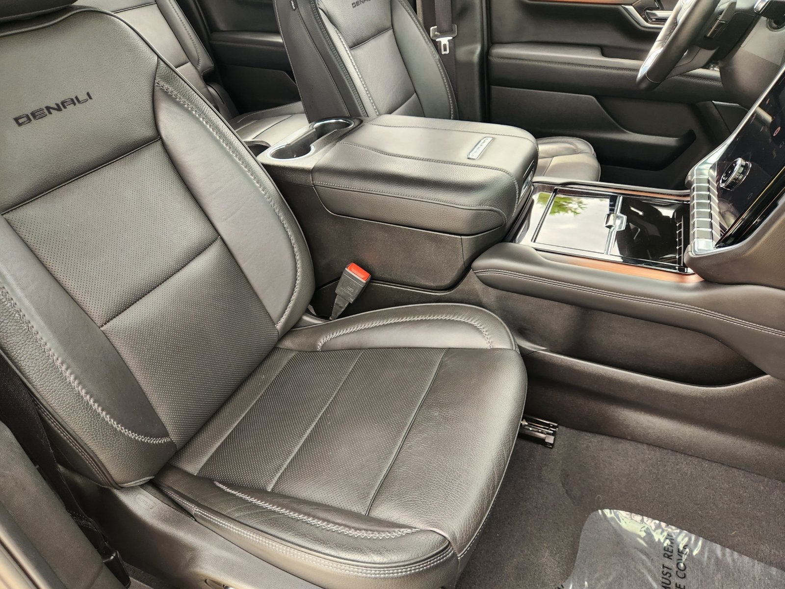 2025 GMC Yukon XL Denali - Photo 18
