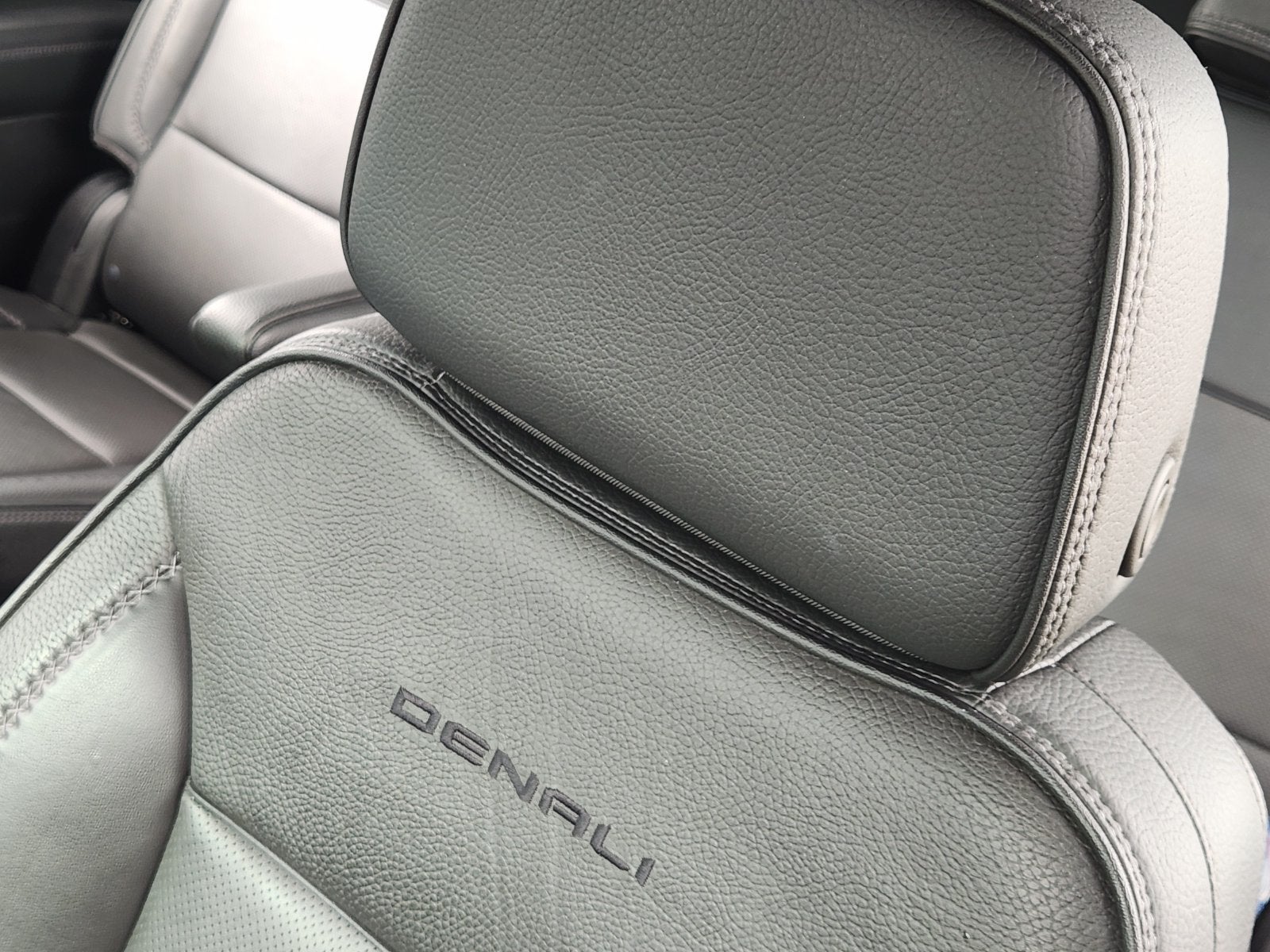 2025 GMC Yukon XL Denali - Photo 19