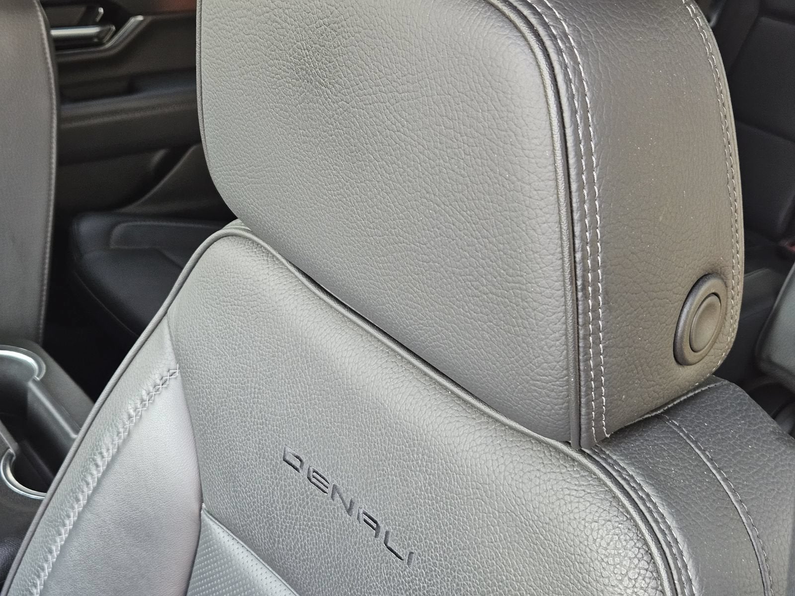 2025 GMC Yukon XL Denali - Photo 20