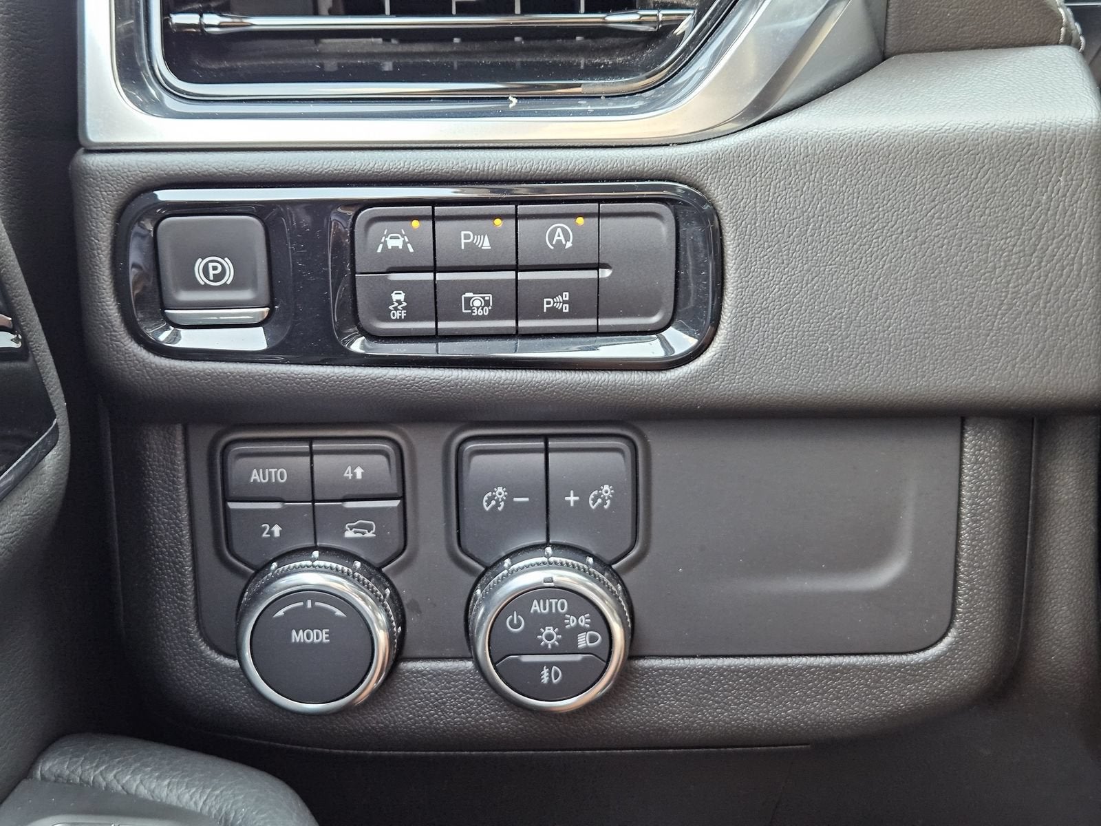 2025 GMC Yukon XL Denali - Photo 26