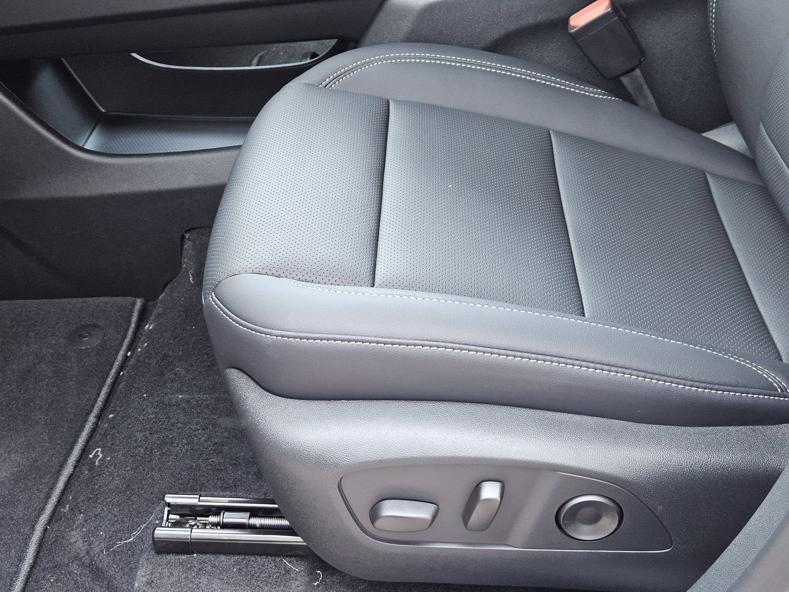 2027 Chevrolet Traverse LT - Photo 24