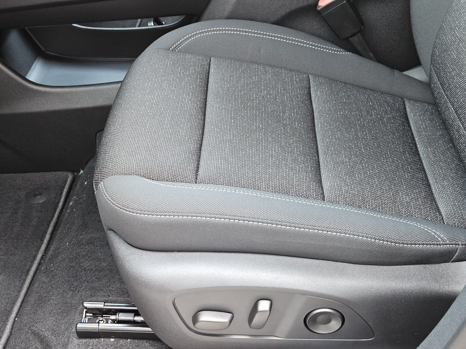 2027 Chevrolet Traverse LT - Photo 24