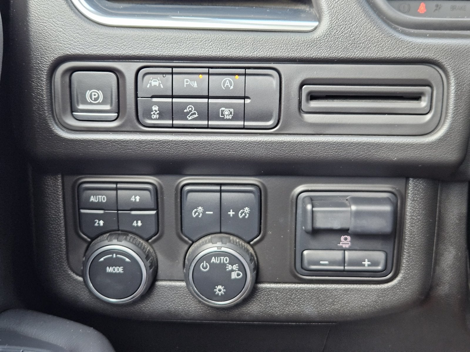 2024 Chevrolet Suburban Z71 - Photo 25