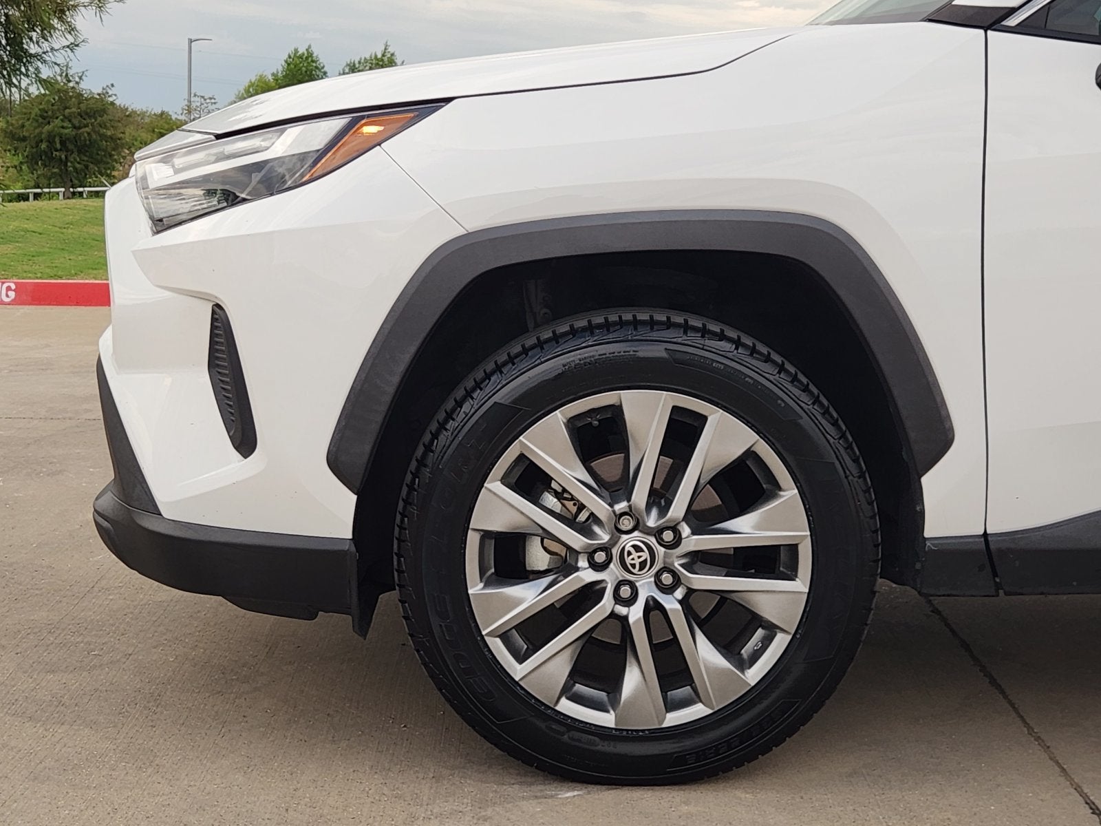2022 Toyota RAV4 XLE - Photo 10