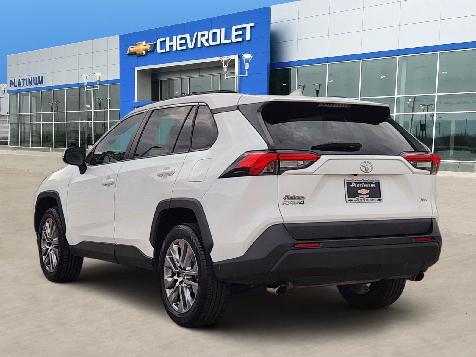 2022 Toyota RAV4 XLE - Photo 4
