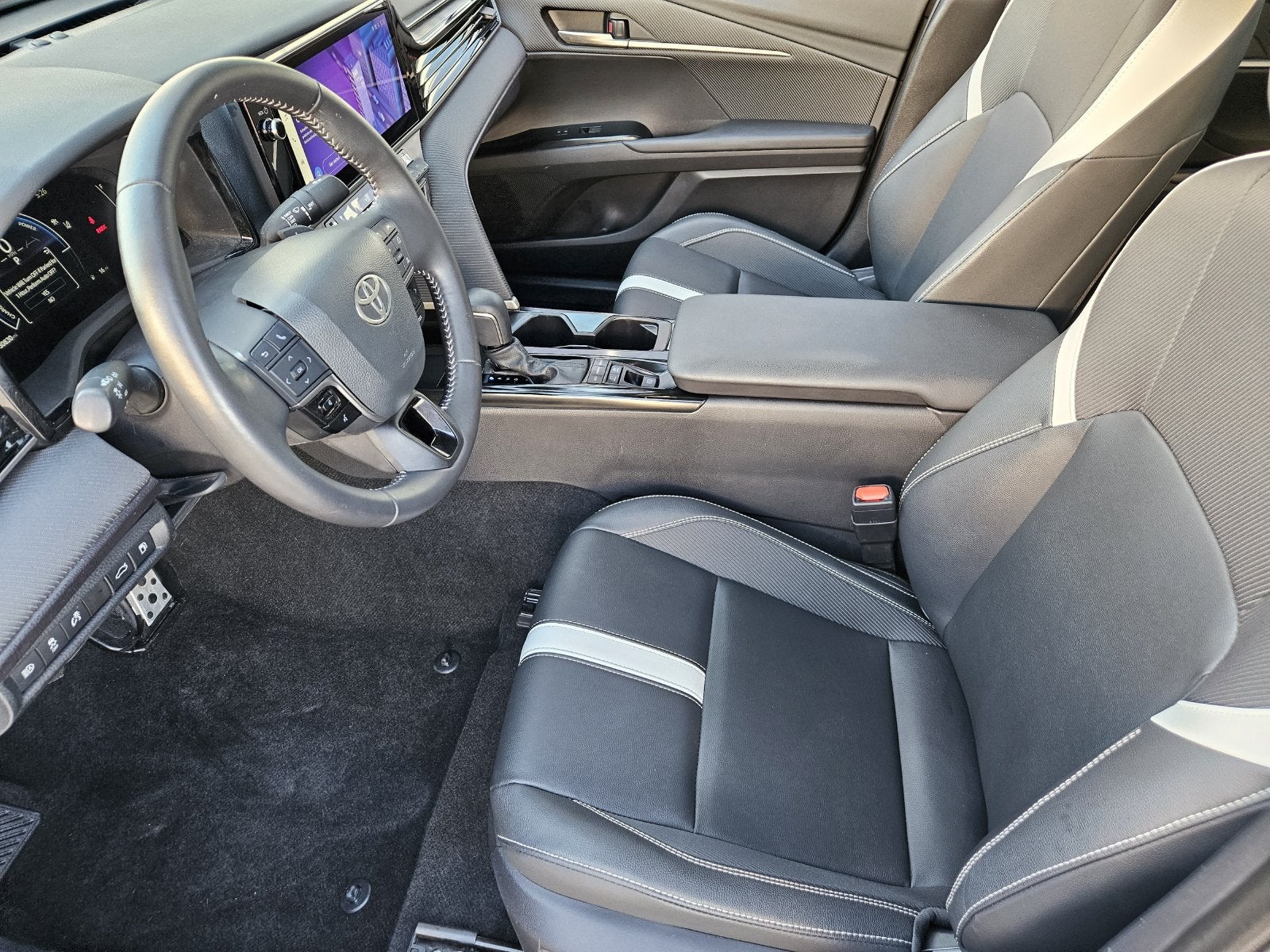 2025 Toyota Camry SE - Photo 16