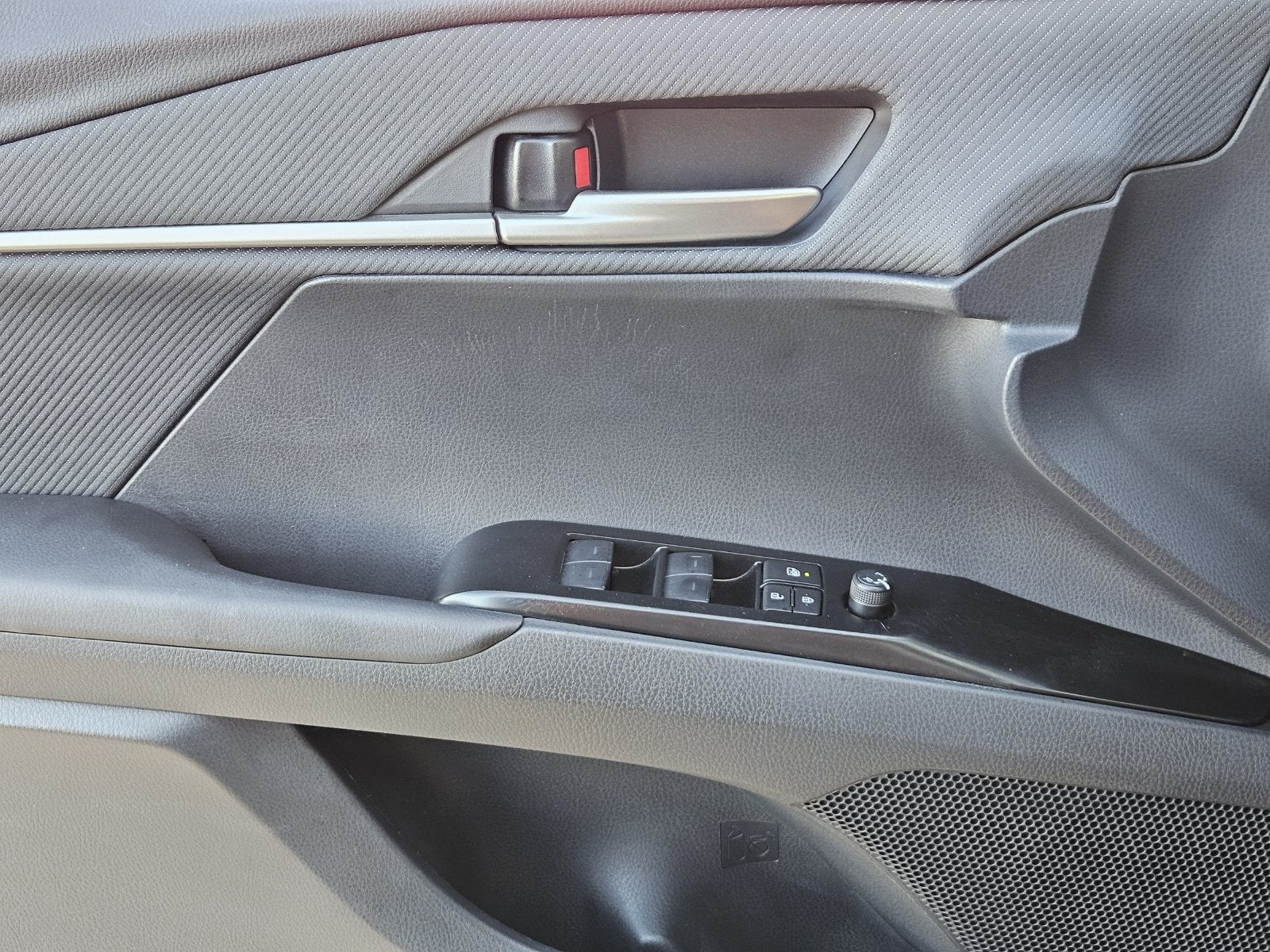 2025 Toyota Camry SE - Photo 29