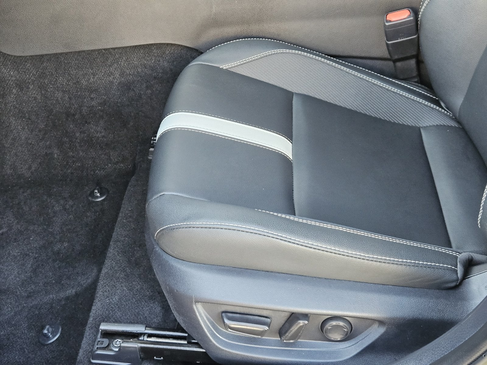 2025 Toyota Camry SE - Photo 31
