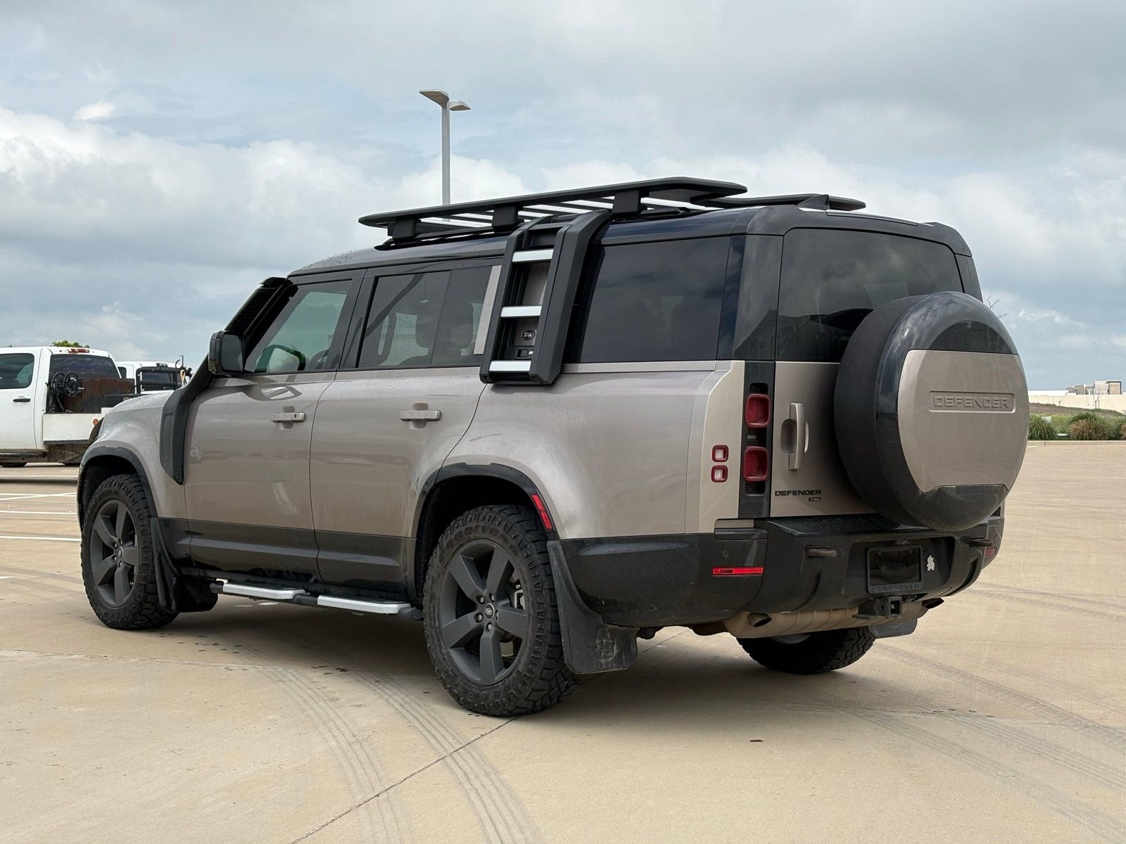 2023 Land Rover Defender 130 X-Dynamic SE