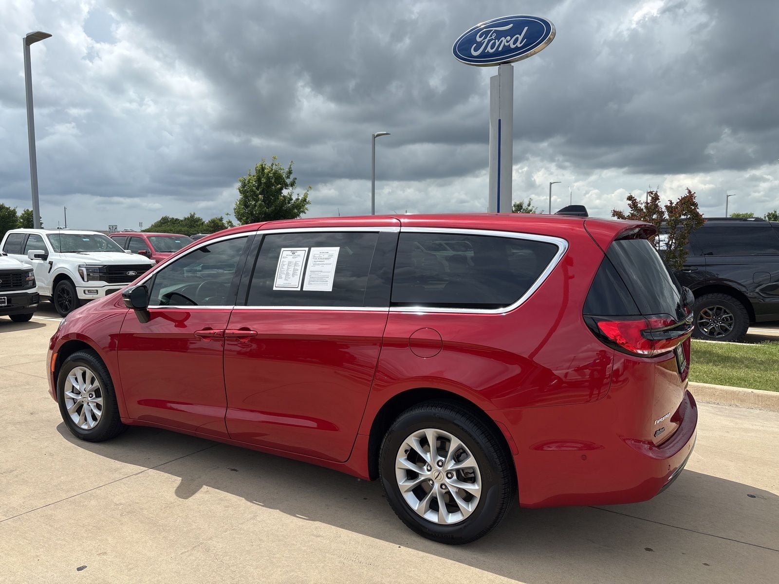 2025 Chrysler Pacifica Select